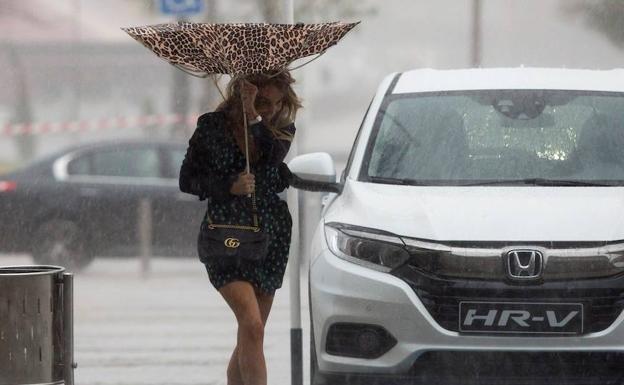 Aemet eleva a naranja el aviso por lluvias intensas hoy en Málaga