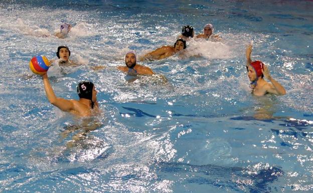 El Waterpolo Málaga pone contra las cuerdas al líder, pero cae en el último segundo