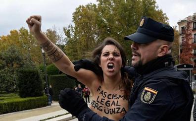 Activistas de Femen protestan en un acto franquista