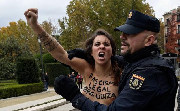 Activistas de Femen protestan en un acto franquista