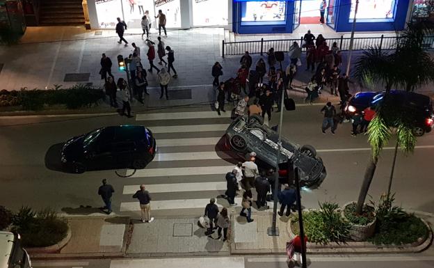 Cuatro heridos leves, uno de ellos menor, en un espectacular vuelco en Marbella