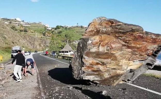 La caída de una roca de cinco toneladas obliga a cortar la N-340 entre Torrox y Nerja