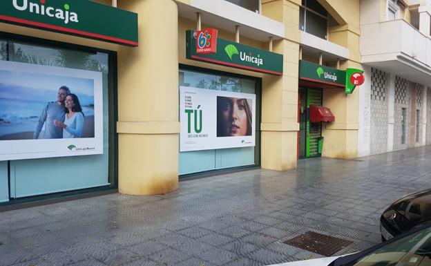 Los atracadores de Torre del Mar siguieron en moto al empresario que iba a ingresar un maletín de dinero en el banco