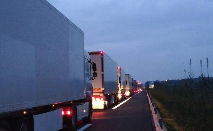 Las imágenes del atasco en Francia que retiene a decenas de camiones malagueños