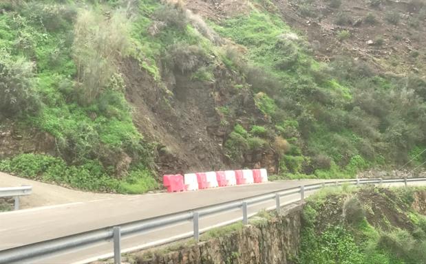 Reabren al tráfico la carretera de Algarrobo a Cómpeta cerrada anoche por desprendimientos