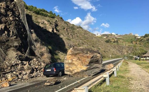 La antigua N-340 estará cortada un mes entre Torrox y Nerja para evitar caigan más rocas