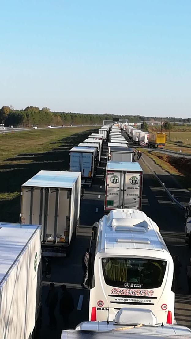 Las huelgas en Francia frenan el envío de tropicales y retiene a decenas de camioneros
