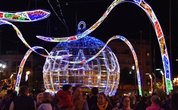 Fuengirola comienza la Navidad con un récord de puntos de luz en su alumbrado