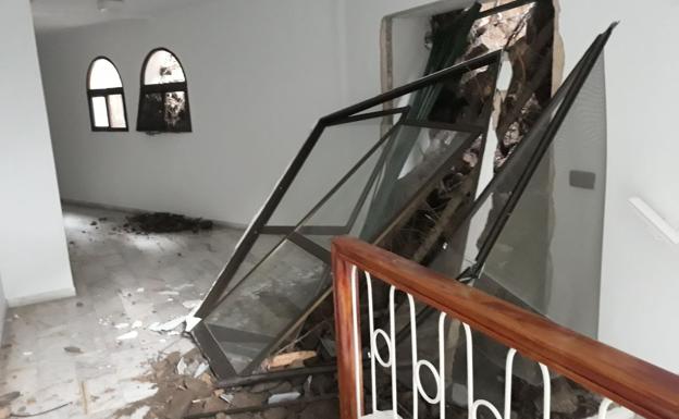 Un desprendimiento de tierra y rocas obliga a desalojar seis viviendas en Torrox