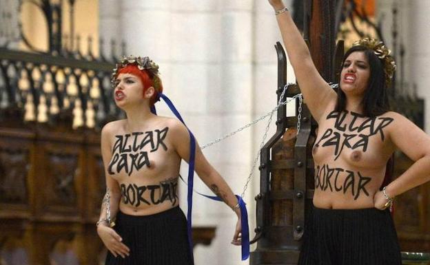 Absueltas dos Femen que se encadenaron en la catedral de la Almudena contra la ley del aborto