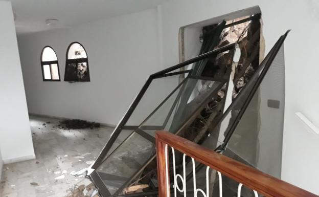 Los técnicos autorizan a los vecinos a regresar a sus viviendas en el bloque que sufrió un desprendimiento en Torrox