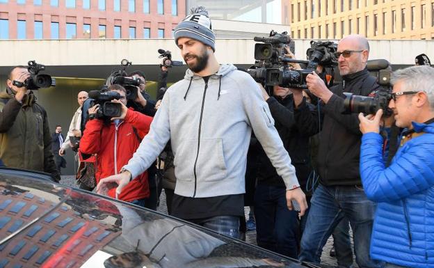 Piqué acepta una multa de 48.000 euros por conducir sin puntos