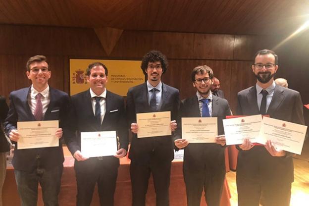 Broche de oro a carreras brillantes