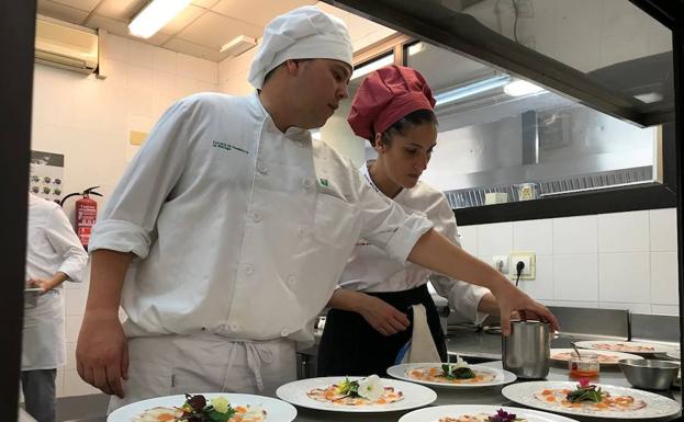 El restaurante de La Cónsula abre sus puertas con todas las reservas completas