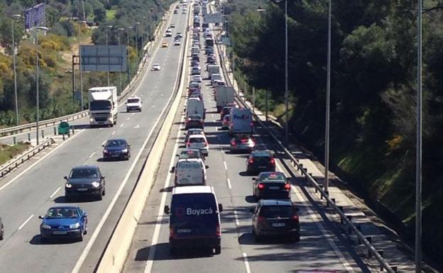 Fallece un motorista al colisionar contra un camión y quedar atrapado en la A-7 en Marbella