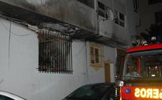 Fallece una mujer en el incendio de su piso en Marbella y su hija se salva al encerrarse en una habitación