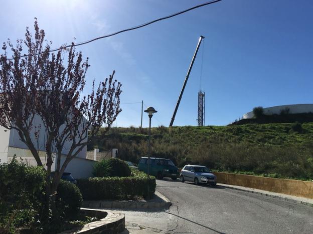 RETIRAN UNA ANTENA DE TELEFONÍA MÓVIL EN TORROX