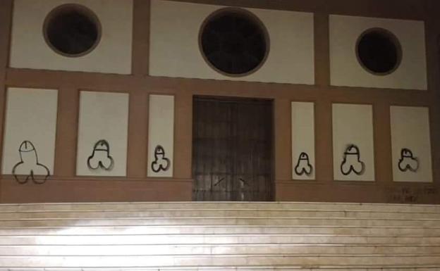 Pintan seis penes en la fachada de la parroquia de Estación de Cártama
