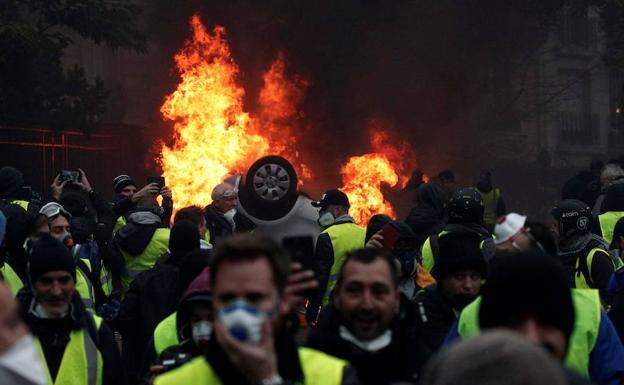 El Gobierno francés cita a los 'chalecos amarillos' tras consultar a la oposición