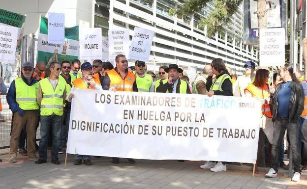 Los examinadores de Tráfico convocan huelga para exigir la subida salarial aprobada este año