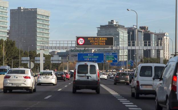 La contaminación nubla el puente a los conductores en Madrid