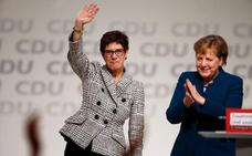 La CDU elige a Kramp-Karrenbauer como sucesora de Merkel