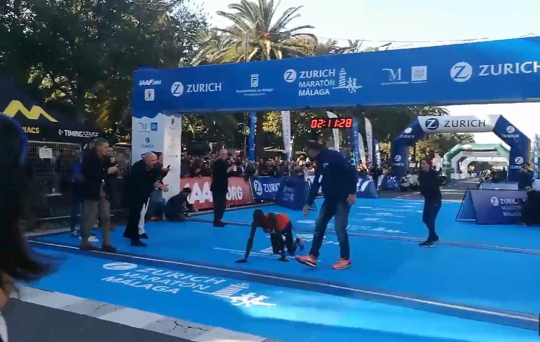 Vídeo | Cae a pocos metros de la meta y pierde el podio: la dramática escena del Maratón de Málaga