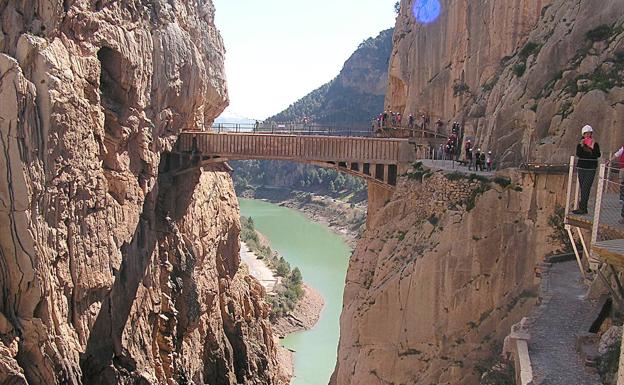 Reabre al tráfico la carretera que une los accesos norte y sur del Caminito del Rey tras el temporal de octubre