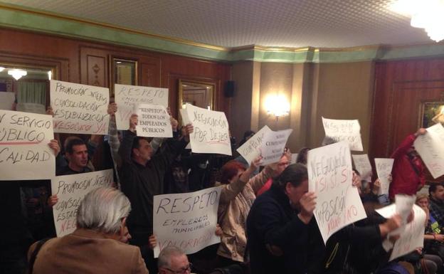 Las protestas de los sindicatos en el Pleno de Marbella fuerzan una negociación sobre los complementos salariales