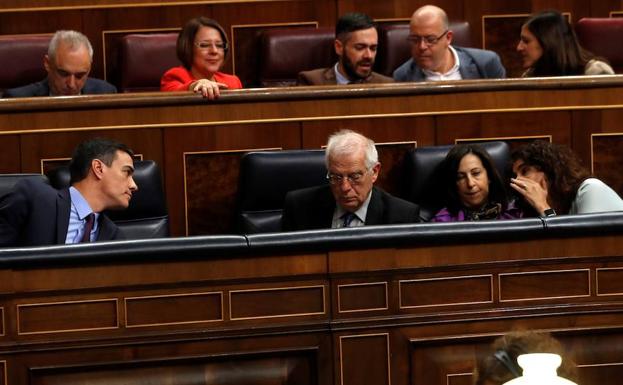 Sánchez ensaya la estrategia electoral en el Congreso ante su soledad en la crisis catalana