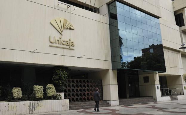 Sindicatos y Unicaja pactan las condiciones de salida voluntaria para 800 empleados