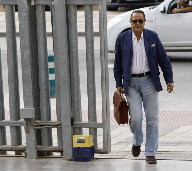 Julián Muñoz se vuelve a sentar en el banquillo por contratos irregulares