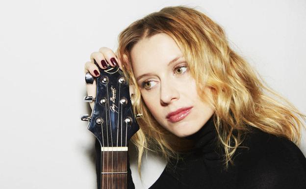 Manuela Vellés: «En el cine te dirigen, en la música soy más libre»