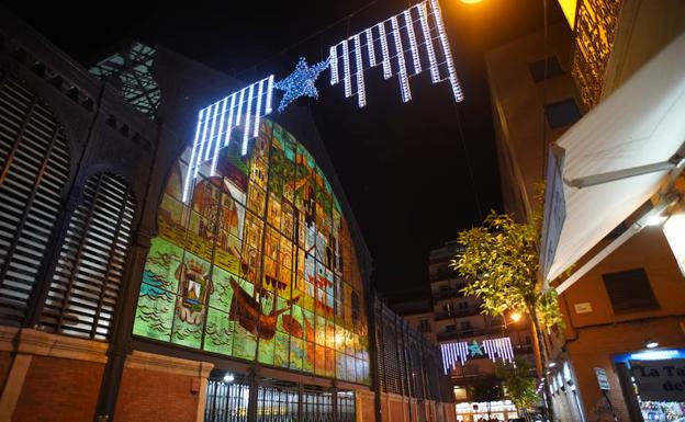 Cuatro mercados municipales de la capital lucen decoración y alumbrado especial por Navidad