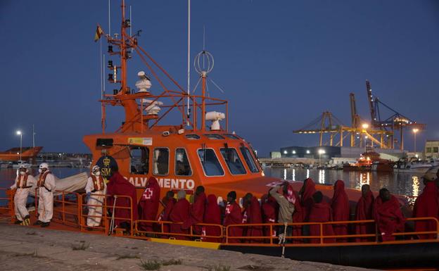 Trasladan al puerto de Málaga a 113 migrantes rescatados en aguas del Mar de Alborán