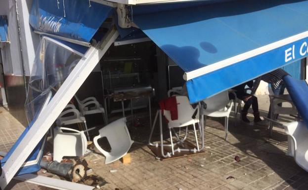 Cuatro heridos al invadir un vehículo una terraza en Caleta de Vélez