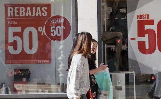 Málaga generará 1.560 empleos en la campaña de rebajas, según Adecco