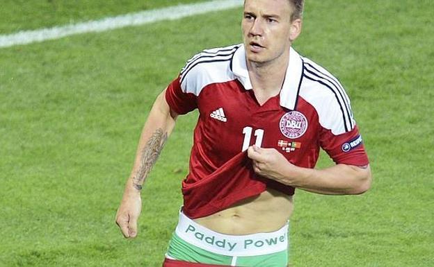 Tobillera electrónica para el danés Bendtner por agresión