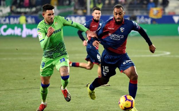 El Huesca remonta para ganar su primer partido en Primera como local