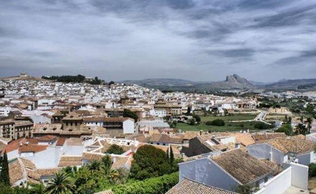 Un herido tras volcar un camión cargado de aceitunas en la A-45 en Antequera