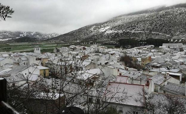 Vecinos de Alfarnate llevan más de dos meses con cortes continuos que les impiden ver la televisión