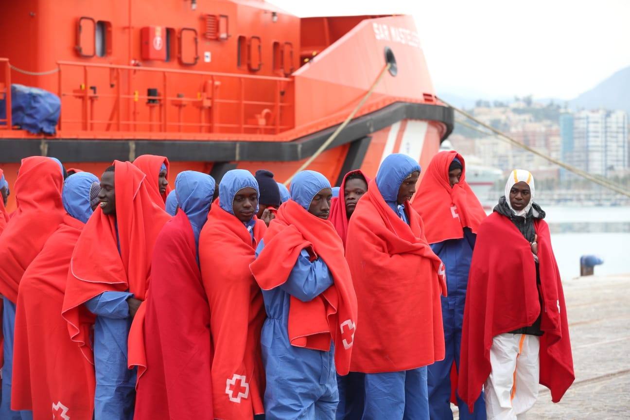Trasladan a Málaga a más de 330 migrantes rescatados de seis pateras en el mar de Alborán