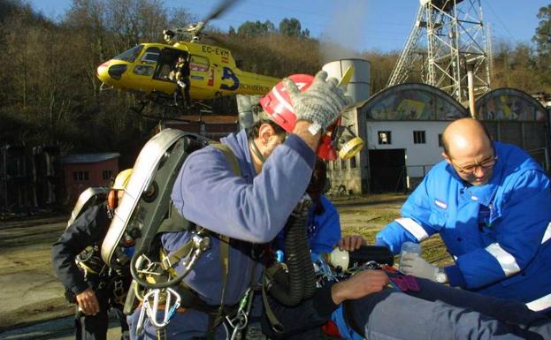 Efectivos de Salvamento Minero de Asturias se trasladan a Totalán para ayudar en la apertura del túnel lateral