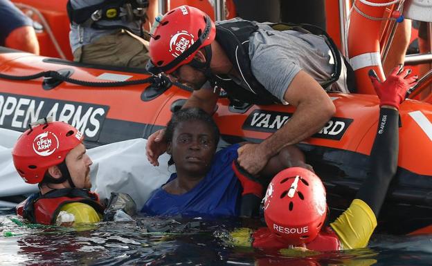 Al menos tres muertos y 117 inmigrantes desaparecidos en el Mediterráneo