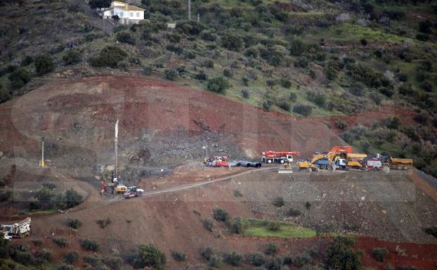 Los especialistas esperan terminar el túnel vertical esta noche