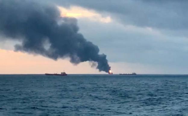 Una veintena de muertos en el incendio de dos barcos cisterna en el estrecho de Kerch