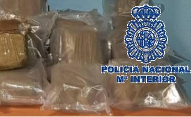 Interceptado en Benalmádena cuando circulaba en un coche con 15 kilos de hachís dentro de una bolsa de deportes