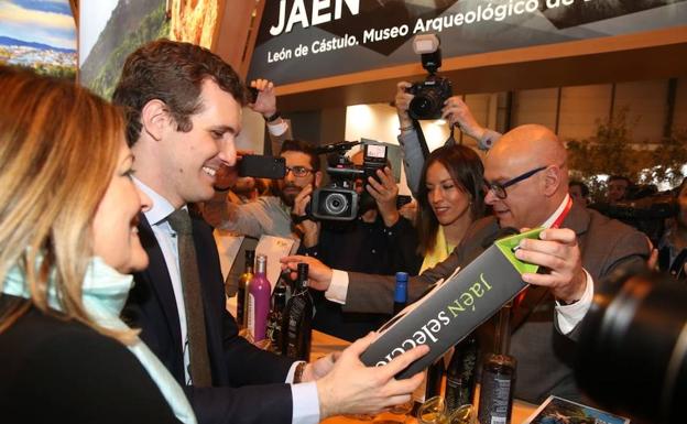 Casado y Susana Díaz revolucionan el expositor de Andalucía en un día intenso de actividad en Fitur