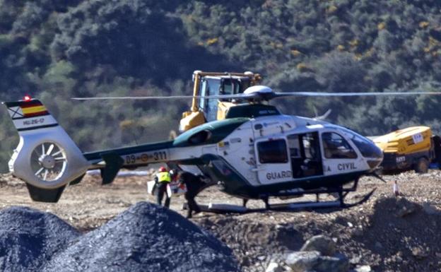 El helicóptero de la Guardia Civil se desplaza a Sevilla para buscar más explosivo para el rescate de Julen