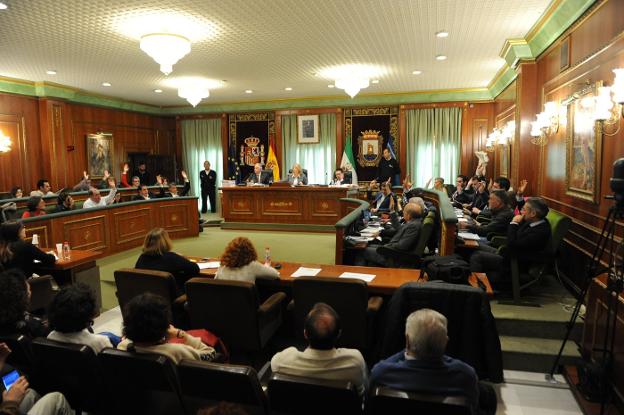 El Pleno exige al nuevo Gobierno andaluz un compromiso firme con las inversiones pendientes